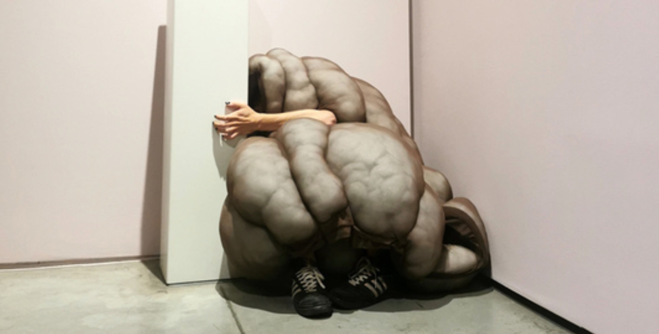 Аполитичного таракана показали в музее современного искусства