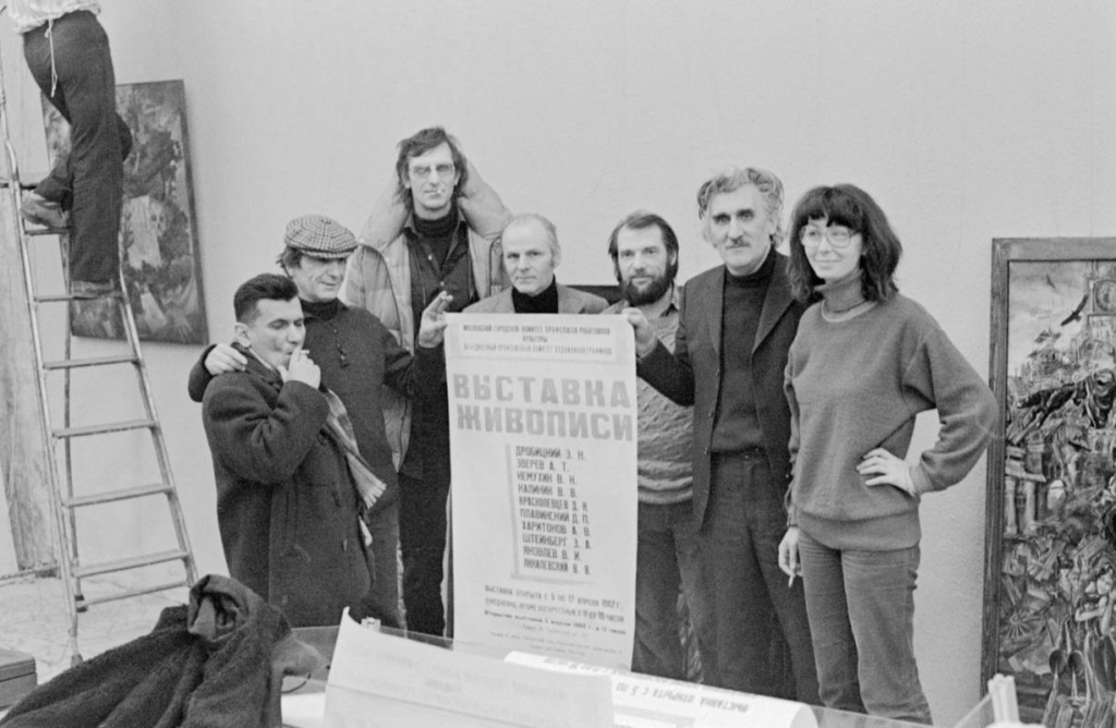 Группа участников «Выставки живописи» в Горкоме графиков.